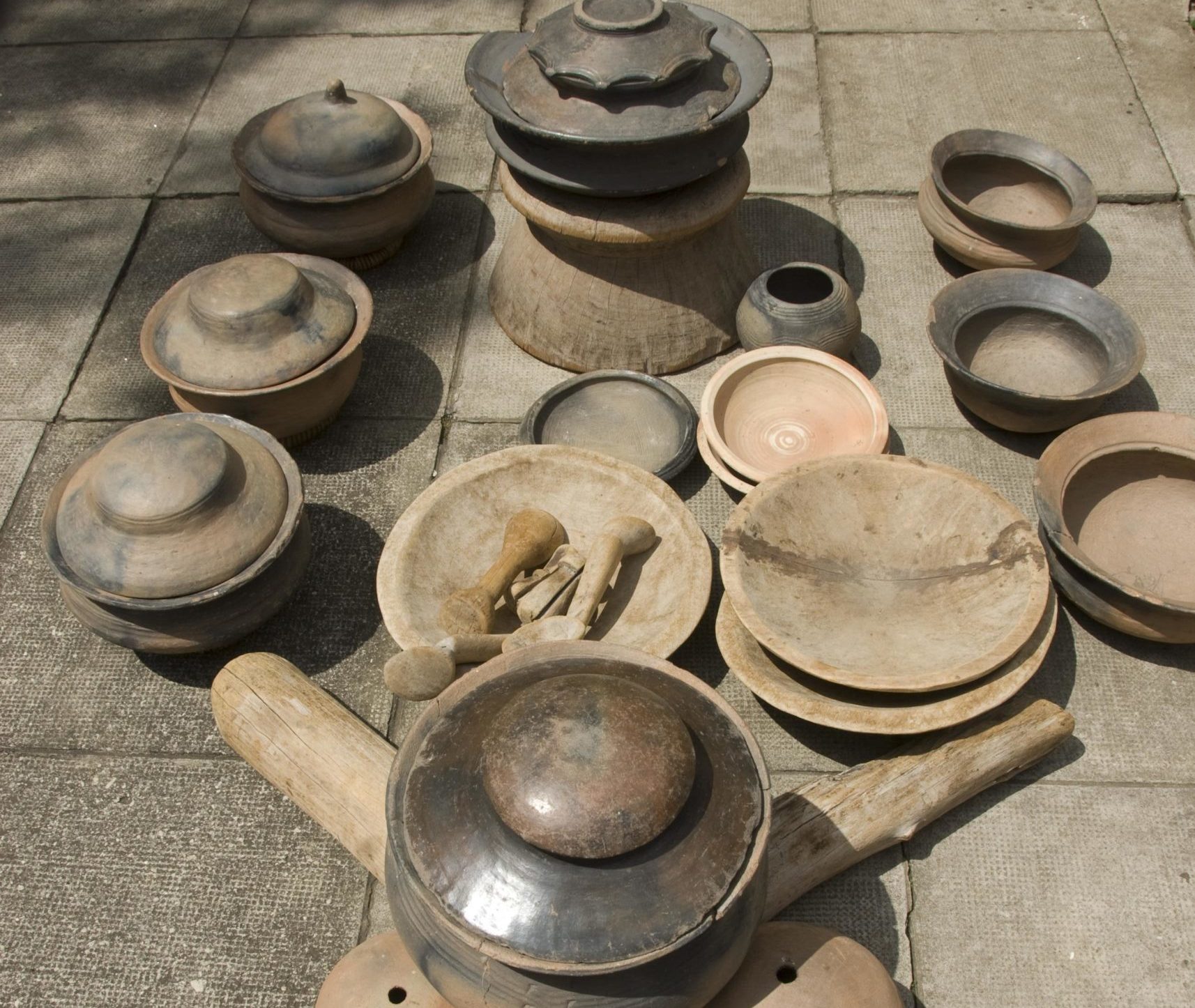 Ancient culinary methods featuring hot stone cooking and clay pots
